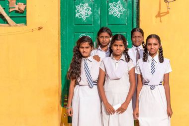Puttaparthi, Andhra Pradesh, Hindistan - 9 Temmuz 2017: Hint kız öğrenciler grup. Metin için yer kopyalayın. 