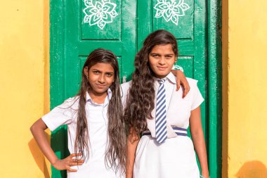 Puttaparthi, Andhra Pradesh, Hindistan - 9 Temmuz 2017: İki kız Hintli öğrenciler. Metin için yer kopyalayın.