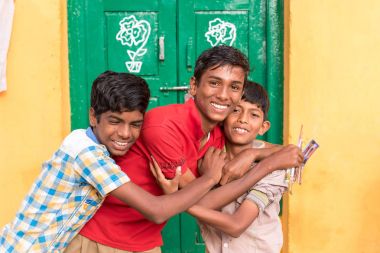 Puttaparthi, Andhra Pradesh, Hindistan - 9 Temmuz 2017: Üç neşeli Hintli erkek portresi. Metin için yer kopyalayın. 