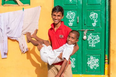 Puttaparthi, Andhra Pradesh, Hindistan - 9 Temmuz 2017: Neşeli Hintli çocuk. Metin için yer kopyalayın. 