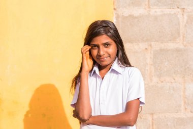 Puttaparthi, Andhra Pradesh, Hindistan - 9 Temmuz 2017: Hindistanlı bir kız portresi. Metin için yer kopyalayın. 