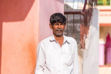 Puttaparthi, Andhra Pradesh, Hindistan - 9 Temmuz 2017: Hintli bir adam portresi. Metin için yer kopyalayın. 