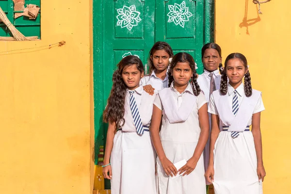 Puttaparthi, Andhra Pradesh, Hindistan - 9 Temmuz 2017: Hint kız öğrenciler grup. Metin için yer kopyalayın. 