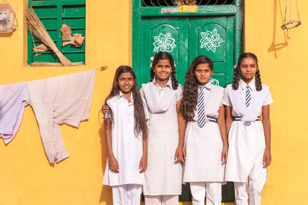 Puttaparthi, Andhra Pradesh, Hindistan - 9 Temmuz 2017: Hint kız öğrenciler grup. Metin için yer kopyalayın. 