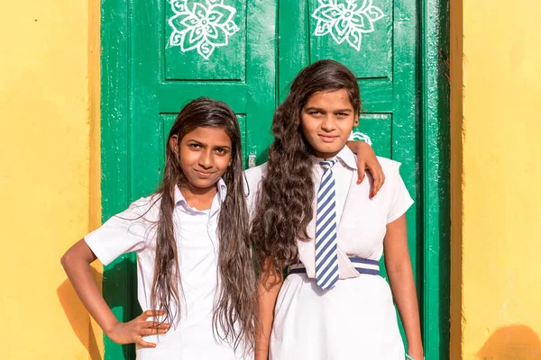 Puttaparthi, Andhra Pradesh, Hindistan - 9 Temmuz 2017: İki kız Hintli öğrenciler. Metin için yer kopyalayın.