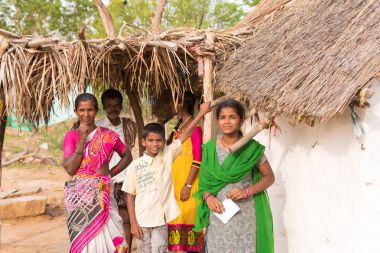 Puttaparthi, Andhra Pradesh, Hindistan - 9 Temmuz 2017: Hint aile evin yanında. Metin için yer kopyalayın.                             