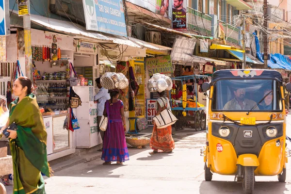 PUTTAPARTHI, ANDHRA PRADESH, INDIA - JULY 9, 2017: Local Indian market. Copy space for text. — Stock Photo, Image