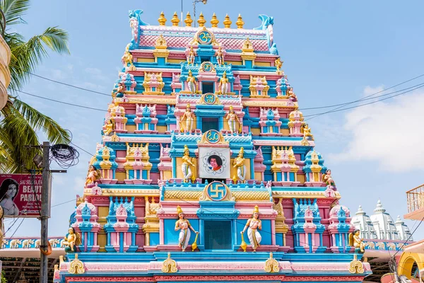 PUTTAPARTHI, ANDHRA PRADESH, INDIA - 9 LUGLIO 2017: Gopuram - ingresso ad arco frontale di un tempio in stile dravidico. Copia spazio per testo . — Foto Stock