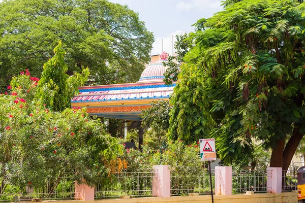 O edifício do Elefante de Sai Gita, Puttaparthi, Andhra Pradesh, Índia. Espaço de cópia para texto . — Fotografia de Stock