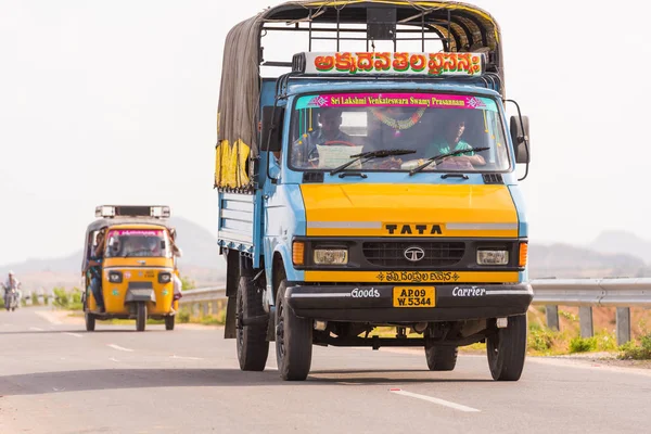 ПУТТАПАРТИ, АНДРА-ПРАДЕШ, Индия - 9 июля 2017 года: Грузовик едет по шоссе. Копирование текста . — стоковое фото