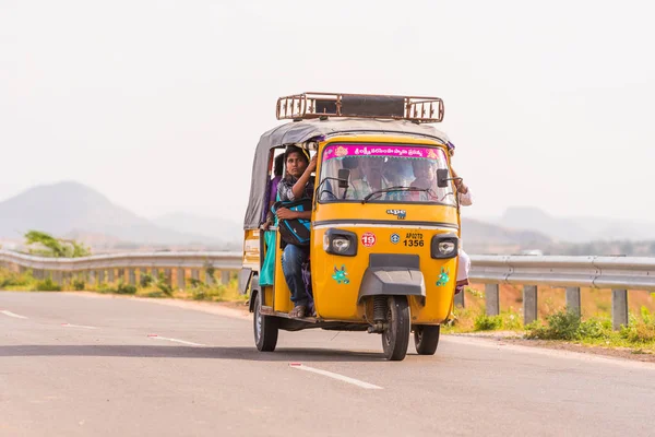 PUTTAPARTHI, ANDHRA PRADESH, INDIA - 9 LUGLIO 2017: taxi indiano sulla strada. Copia spazio per testo . — Foto Stock