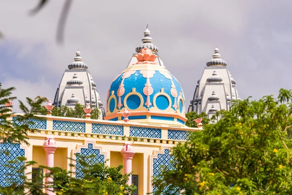 Vista del bellissimo edificio indiano, Puttaparthi, Andhra Pradesh, India. Copia spazio per testo . — Foto Stock