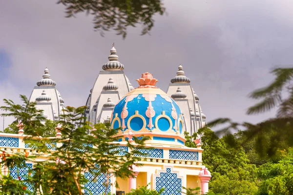 Vista del bellissimo edificio indiano, Puttaparthi, Andhra Pradesh, India. Copia spazio per testo . — Foto Stock