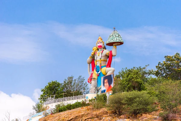 Puttaparthi, Andhra Pradesh, Indie - 9 lipca 2017: Wzgórze widok stadionu - posąg Hanuman. Kopiować miejsca na tekst. — Zdjęcie stockowe