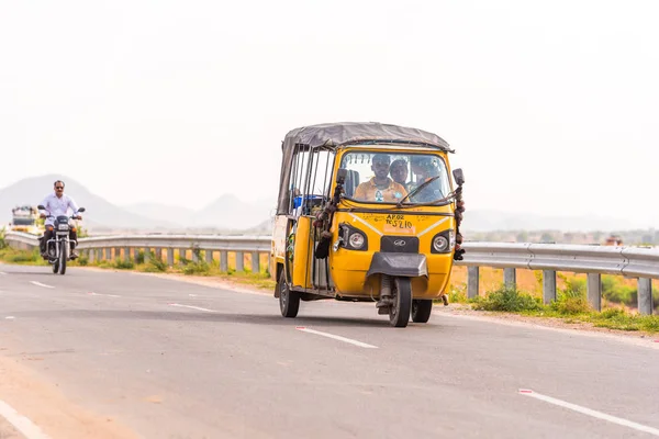 PUTTAPARTHI, ANDHRA PRADESH, INDIA - 9 LUGLIO 2017: taxi indiano sulla strada. Copia spazio per testo . — Foto Stock