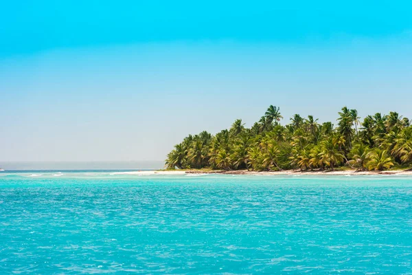 Vista de la costa en Bayahibe, La Altagracia, República Dominicana. Copiar espacio para texto . — Foto de Stock