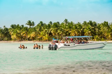 Bayahibe, Dominik Cumhuriyeti - 21 Mayıs 2017: tekne ile kıyıya yakın insanlar. Metin için yer kopyalayın.