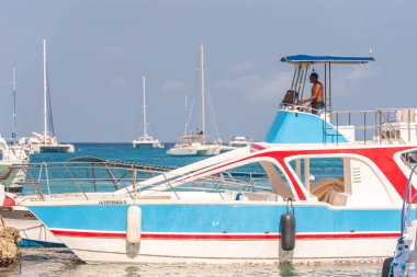 Saona, Dominik Cumhuriyeti - 25 Mayıs 2017: Beyaz zevk tekneler ve yatlar sahilinde demirli. Metin için yer kopyalayın.