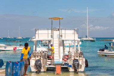 Saona, Dominik Cumhuriyeti - 25 Mayıs 2017: Beyaz zevk tekneler ve yatlar sahilinde demirli. Metin için yer kopyalayın.