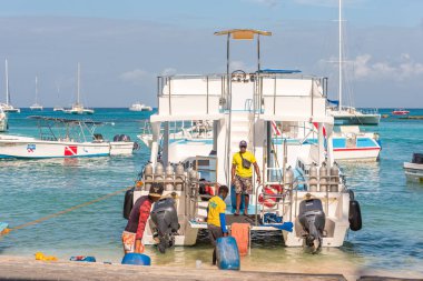 Saona, Dominik Cumhuriyeti - 25 Mayıs 2017: Beyaz zevk tekneler ve yatlar sahilinde demirli. Metin için yer kopyalayın.