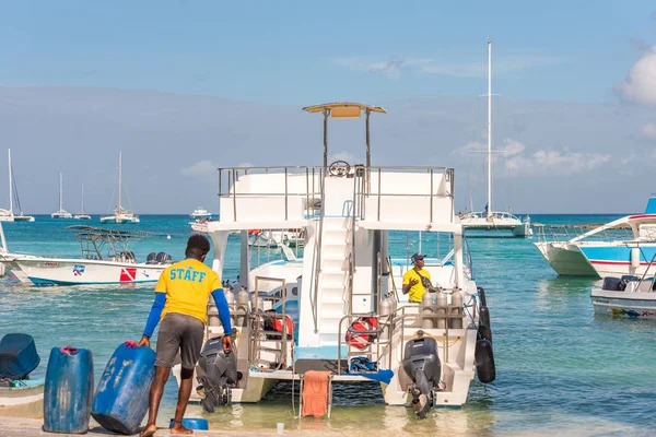 Saona, Dominik Cumhuriyeti - 25 Mayıs 2017: Beyaz zevk tekneler ve yatlar sahilinde demirli. Metin için yer kopyalayın.