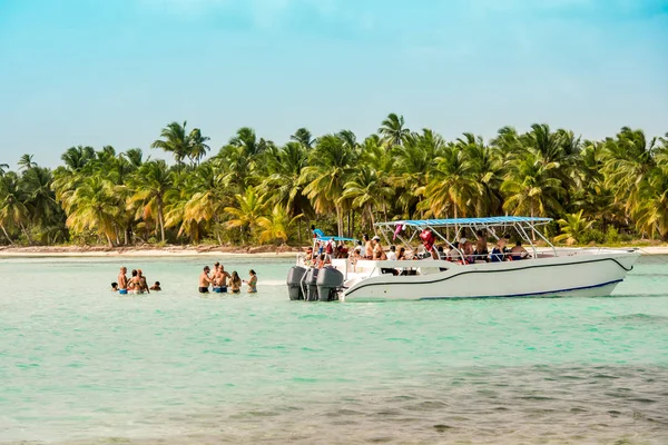 Bayahibe, Dominikánská republika - 21. května 2017: loď s lidmi poblíž pobřeží. Kopírovat prostor pro text. — Stock fotografie