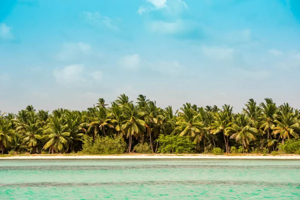 Playa de arena en Bayahibe, La Altagracia, República Dominicana. Copiar espacio para texto . — Foto de Stock