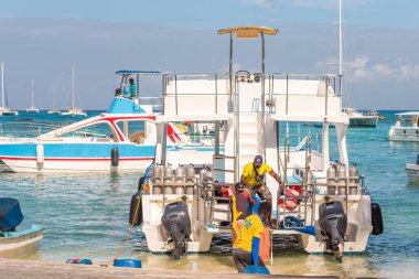 Saona, Dominik Cumhuriyeti - 25 Mayıs 2017: Beyaz zevk tekneler ve yatlar sahilinde demirli. Metin için yer kopyalayın.