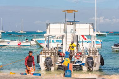 Saona, Dominik Cumhuriyeti - 25 Mayıs 2017: Beyaz zevk tekneler ve yatlar sahilinde demirli. Metin için yer kopyalayın.