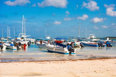 Bayahibe, Dominik Cumhuriyeti - 21 Mayıs 2017: tekneler sahilinde. Metin için yer kopyalayın.
