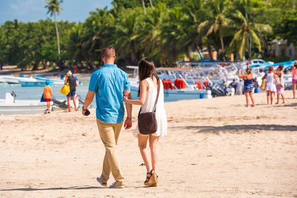 La pareja en la playa de arena en Bayahibe, La Altagracia, República Dominicana. Copiar espacio para texto . — Foto de Stock