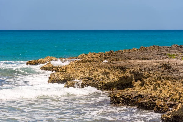 Rotsachtig strand in Bayahibe, La Altagracia, Dominicaanse Republiek. Ruimte voor tekst kopiëren. — Stockfoto