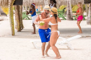 Saona, Dominik Cumhuriyeti - 25 Mayıs 2017: güneşli havalarda adanın sahilde dans. Metin için yer kopyalayın.