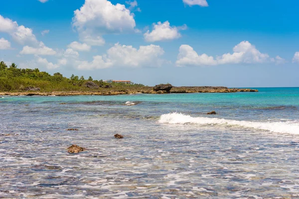 Kamienistej plaży w mieście Bayahibe, La Altagracia, Dominikana. Kopiować miejsca na tekst. — Zdjęcie stockowe