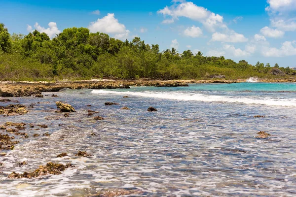 Spiaggia rocciosa di Bayahibe, La Altagracia, Repubblica Dominicana. Copia spazio per testo . — Foto Stock