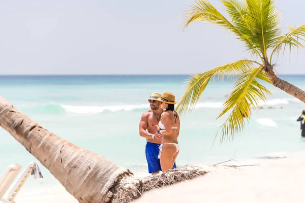 SAONA, REPÚBLICA DOMINICANA - 25 DE MAYO DE 2017: Vista de la playa de arena de la isla. Copiar espacio para texto . — Foto de Stock