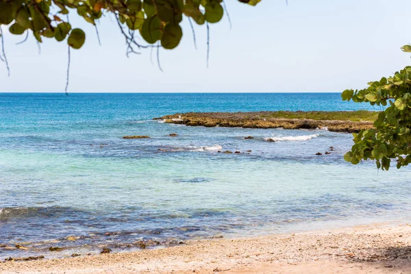 在 Bayahibe，La 莱昂的住宿，多米尼加共和国的沙滩。复制文本的空间. — 图库照片