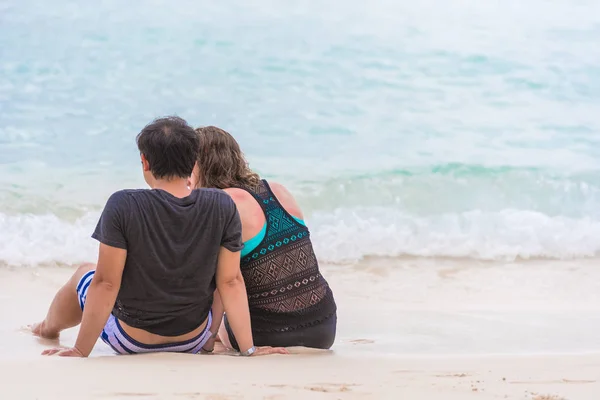 As pessoas estão sentadas em uma praia de areia, Saona, La Altagracia, República Dominicana. Copiar espaço para texto. Visão traseira . — Fotografia de Stock