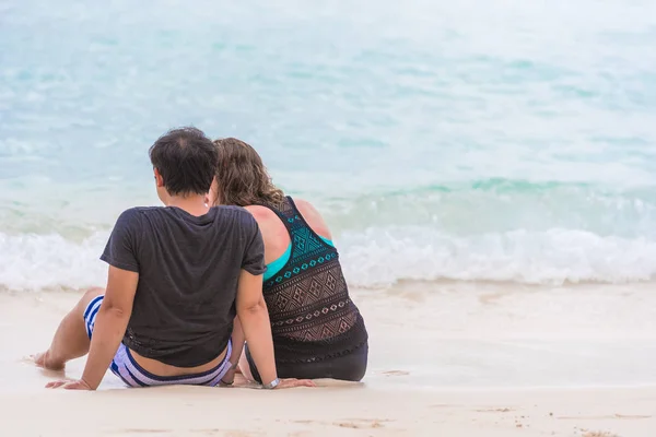 Människor sitter på en sandstrand, Saona, La Altagracia, Dominikanska republiken. Kopiera utrymme för text. Bakifrån. — Stockfoto