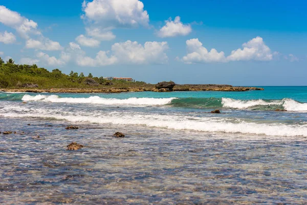 Rocky beach in Bayahibe, La Altagracia, Dominican Republic. Copy space for text. — Stock Photo, Image
