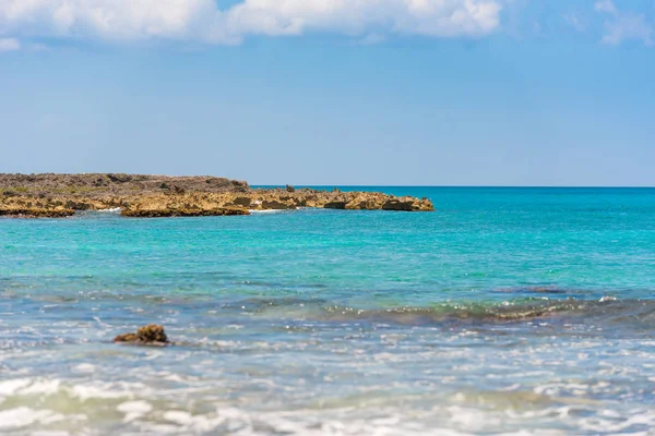 Rotsachtig strand in Bayahibe, La Altagracia, Dominicaanse Republiek. Ruimte voor tekst kopiëren. — Stockfoto