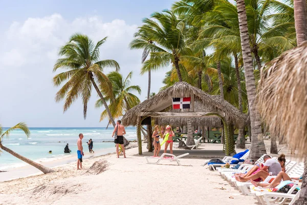 Saona, Dominik Cumhuriyeti - 25 Mayıs 2017: İnsanlar kumsalda sakin ol. Metin için yer kopyalayın.