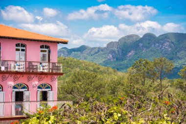 Otel ve Vinales Vadisi'ne Pinar del Rio, Küba'nın görünümü. Metin için yer kopyalayın.