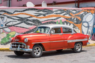 Vinales, Küba - 13 Mayıs 2017: Amerikan kırmızı retro otomobil. Metin için yer kopyalayın.               