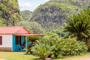 Vinales, Küba - 13 Mayıs 2017: Görünüm dağlarda binasında. Metin için yer kopyalayın.