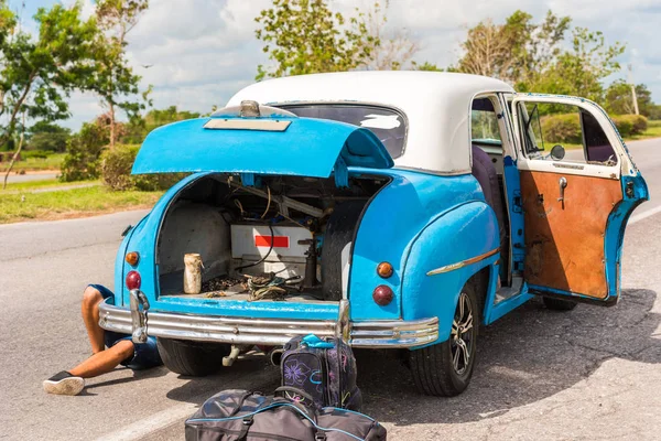 Nohy muže pod auto, Vinales, Pinar del Rio, Kuba. Opravy automobilů. Detail. — Stock fotografie