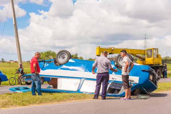 Vinales, Küba - 13 Mayıs 2017: Yolda takla araba kazası. Metin için yer kopyalayın.