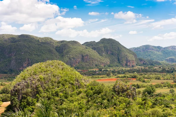 Vista del valle de Vinales, Pinar del Río, Cuba. Copiar espacio para texto . — Foto de Stock