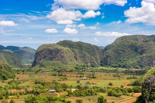 Vista del valle de Vinales, Pinar del Río, Cuba. Copiar espacio para texto . — Foto de Stock