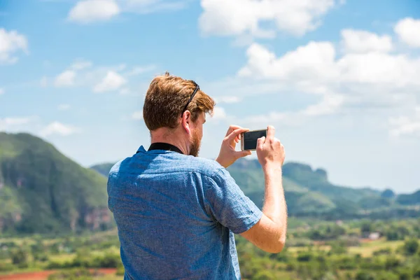 Vinales, Küba - 13 Mayıs 2017: Adam arka planda Vinales Vadisi. Metin için yer kopyalayın.
